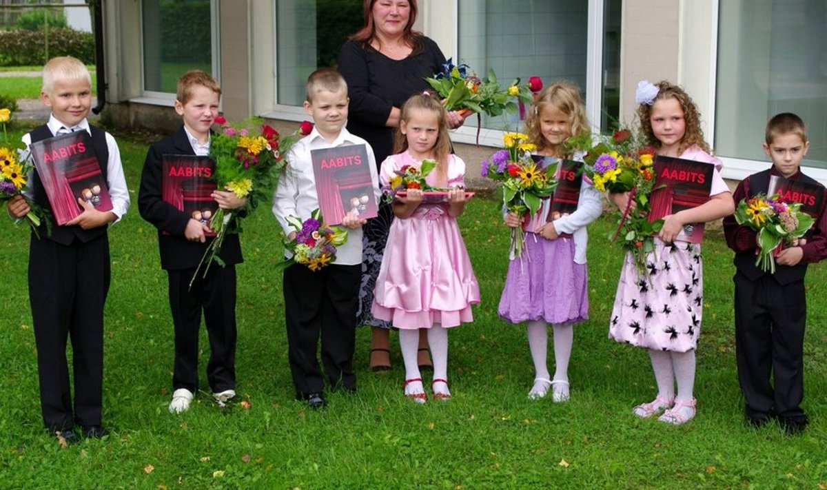 Mõisaküla kooli esimeses klassis asus sel sügisel õpetaja Lilli Kaskelaineni (fotol taga) juhatusel teadmisi omandama seitse mudilast. Foto: Meelis Sõerd.