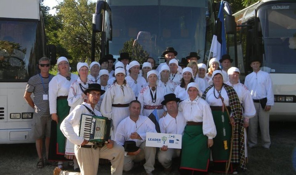 Kaarli rahvamaja folkloorirühm Kõõrukiri Ungaris
