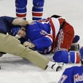 ВИДЕО: Кровь на льду: шайба попала хоккеисту НХЛ в глаз