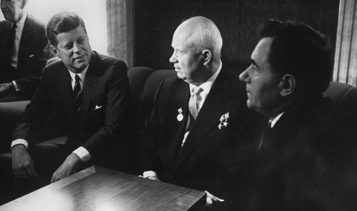 Никита Хрущев встречается с Джоном Кеннеди, президентом Америки, которую Хрущев стремился  "догнать и перегнать""
