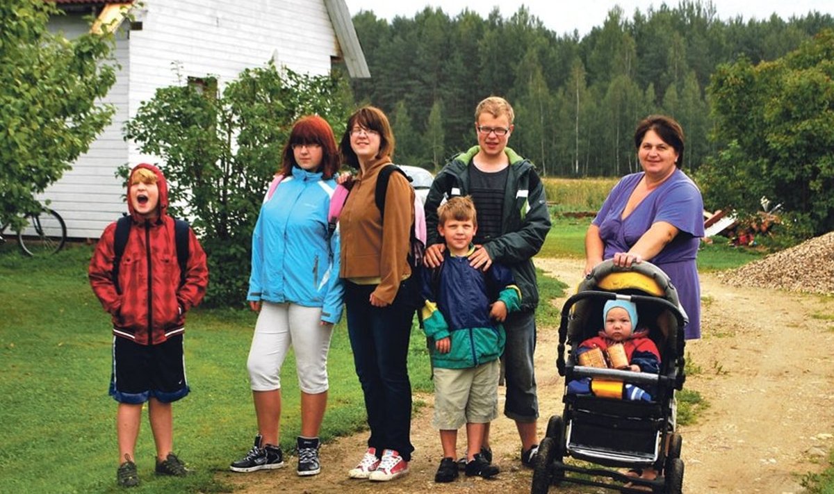 Kallarite pere liikmed Aleks, Laura, Liisa, Lauri, Steven ja pereema Ly koos vankris pikutava Gregoriga teavad, et ise tubli olles ja lahendusi otsides saab paremini hakkama, kui kuskilt abi ootama jäädes.