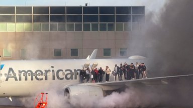 VIDEO JA FOTO | Järjekordne lennuõnnetus USA-s. Reisijad evakueerusid põleva lennuki tiivale