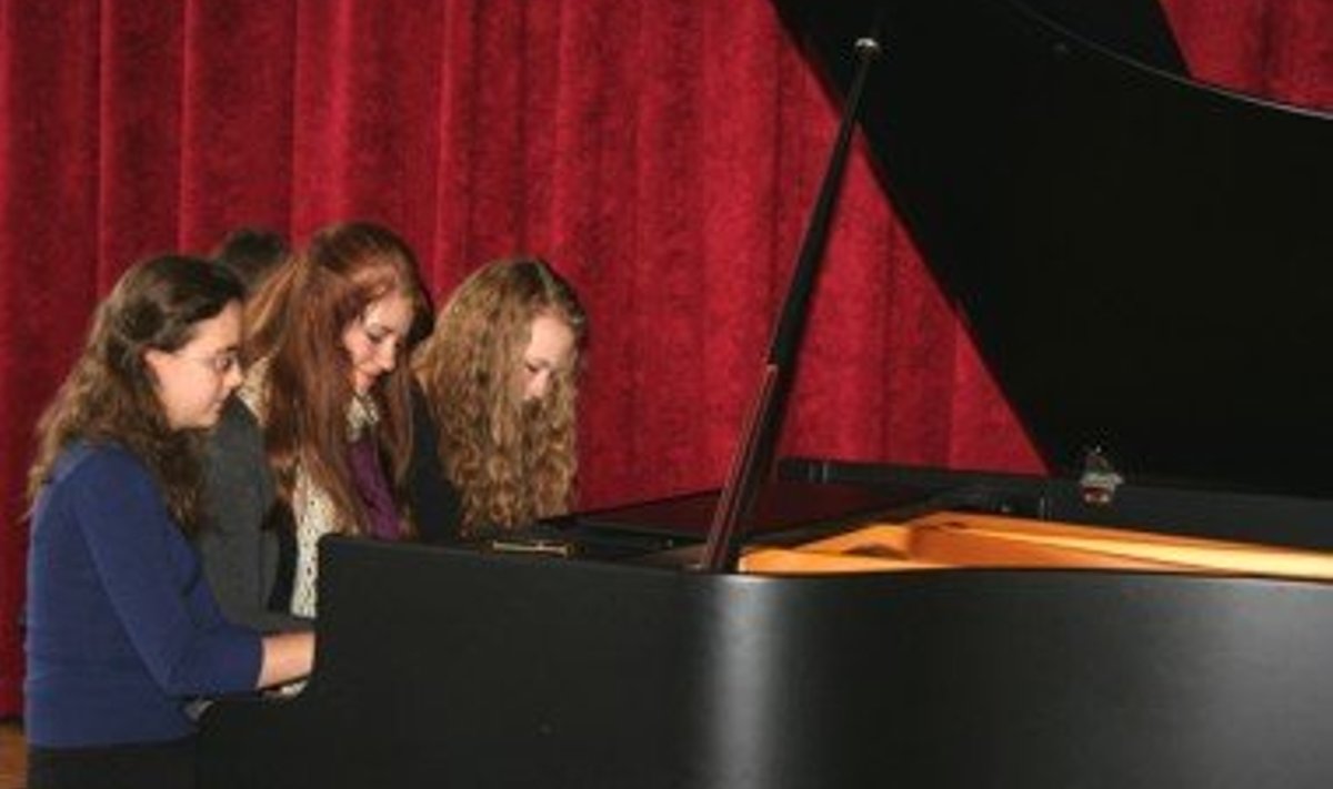 Festivali viimase esinejana musitseerisid Saku neiud Meeta Morozov (vasakult), Anna-Teele Orav ja Triin Siim. (foto: Saku Sõnumid)