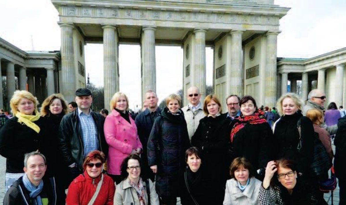 Harjumaa koolijuhtide delegatsioon Brandenburgi väravate juures. All paremal Carolin Kadaja ja Külli Riistop. Foto: Renna Reisi