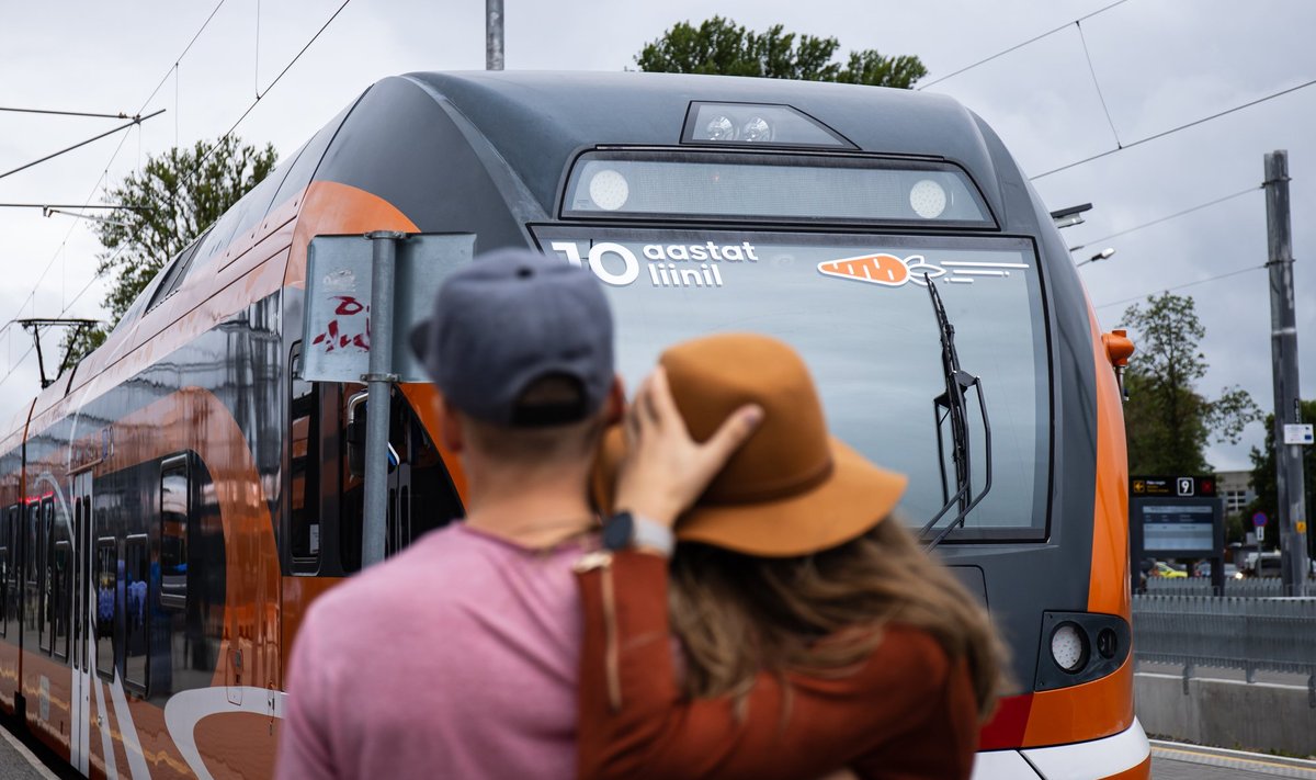 Elroni oranžid rongid tähistasid juuli alguses oma 10. sünnipäeva.