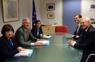 Vasakul lauapoolel istuvad Euroopa Liidu kõnelejad, keskel Michel Barnier. Paremalt esimene David Davis.