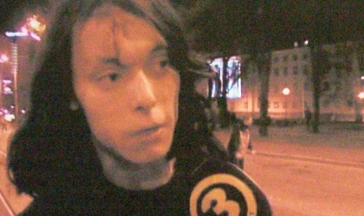 Keset massirahutusi: Anton Stepnoi rääkis pronksiööl TV3-le, et seisab seal kuni lõpuni. Kohe pärast seda võttis politsei ta kinni. (Foto: Kohtutoimik)