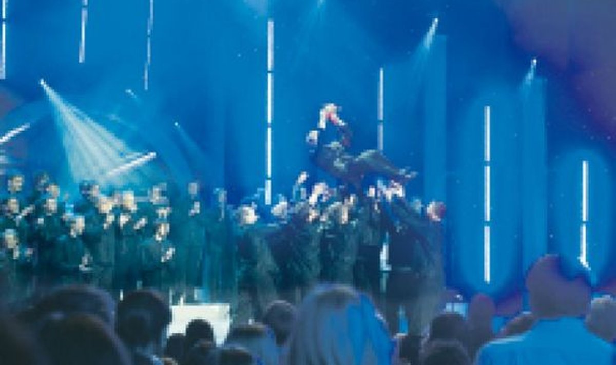 Laulja Oliver Timmusk lendab kätest pillutatuna Pärnu kontserdimaja lae poole.  Tegelikult        peaks lendama ka Tõnis Mägi, loo autor, Eesti absoluutne meister laulukirjutamises.