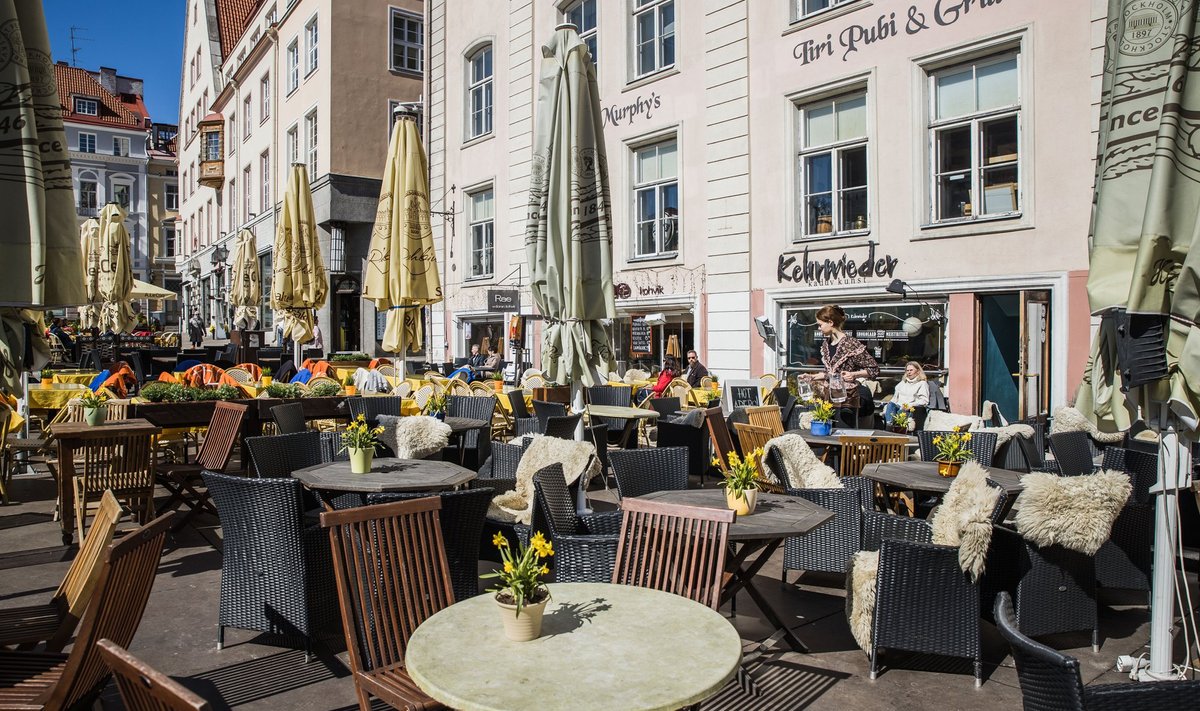 Paljudel noortel on võimalik leida tööd teenindussektoris.
