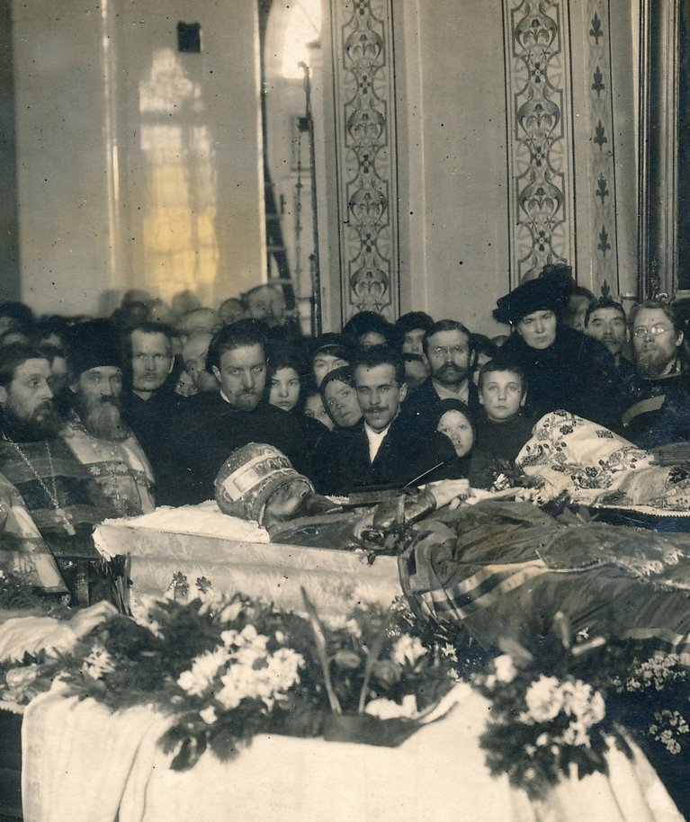 VIIMNE TEEKOND: Tartu Krediidikassa keldris mõrvatute matus Uspenski kirikus jaanuaris 1919.