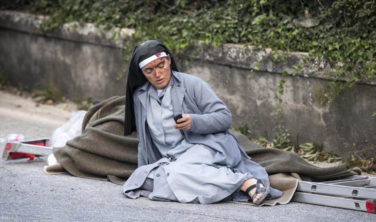 Päästetöödel abiks olev nunn on seltsiks redelile paigutatud kannatanule ja veedab tänapäevaselt aega telefoniga.