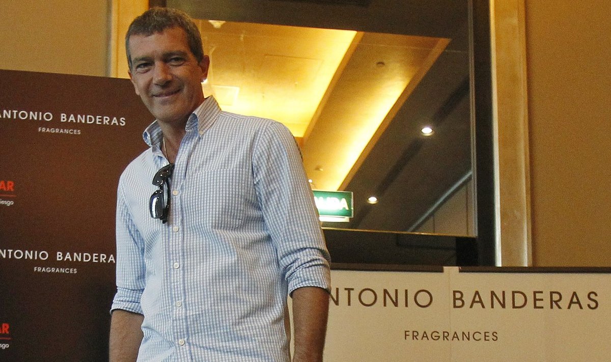 Spanish actor Antonio Banderas poses for a picture as he arrives for a news conference in Lima