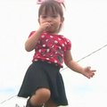 HITTVIDEO: 2-aastane plikatirts teeb oskustega professionaalsetele ergutustüdrukutele pika puuga ära