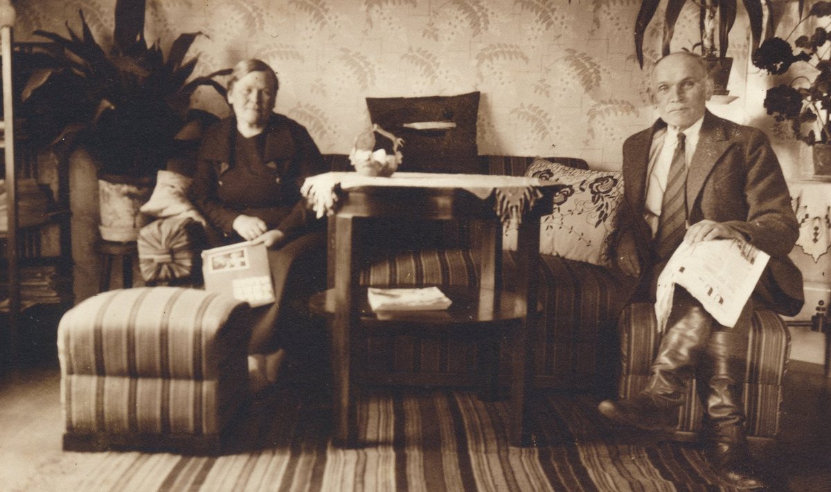 Puuri talu elutuba Uue-Võidu vallas Viljandi kihelkonnas oli tolle aja kohta üsnagi moodsalt sisustatud. Fotol Tõnis ja Ella Padrik. (Pildistatud umbes 1935)