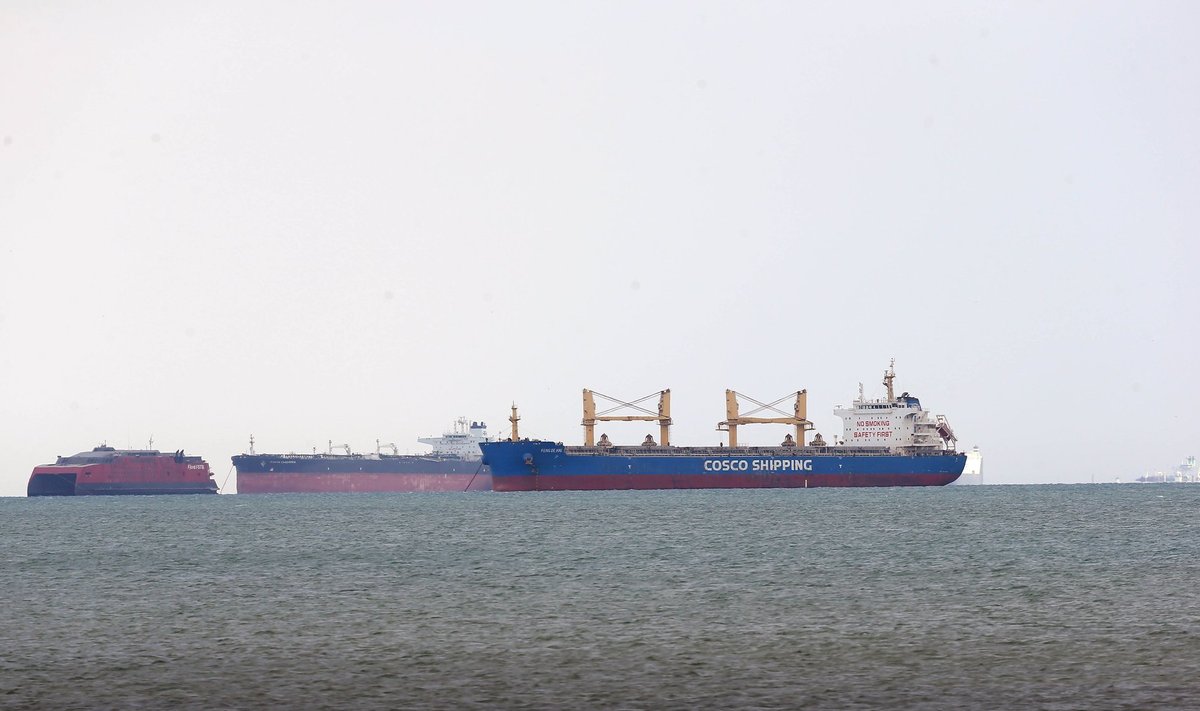 Laevad ootavad Suessi lahes kanalis tekkinud kriisi lahenemist.