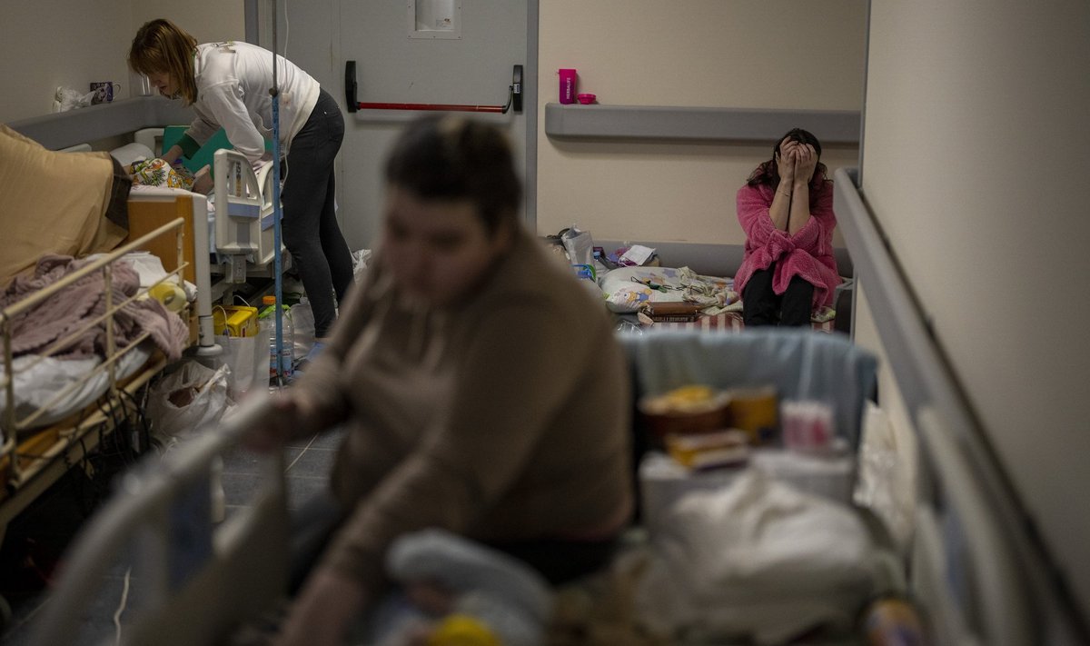 POMMIVARJENDISSE KOLITUD LASTEHAIGLA: Kuna Venelaste rünnakutes on haiglaid pihta saanud, koliti ettevaatuse korras ka Kiievis väiksed patsiendid varjendisse.
