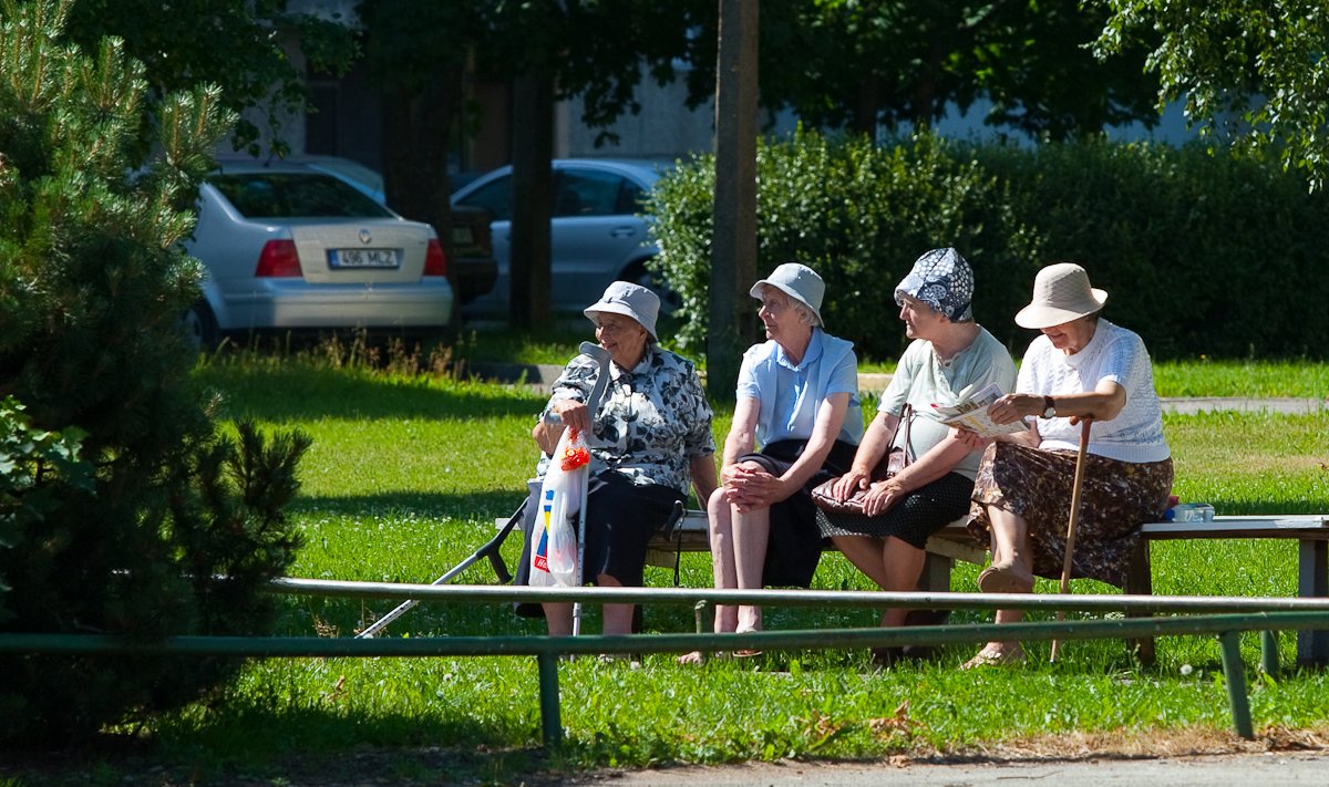 Пенсионеры.