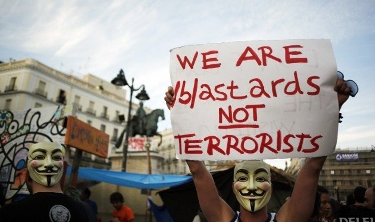 Anonymouse maski kandev meeleavaldaja sildiga "Oleme kaabakad, mitte terroristid" Madridis. Foto: Susana Vera, Reuters