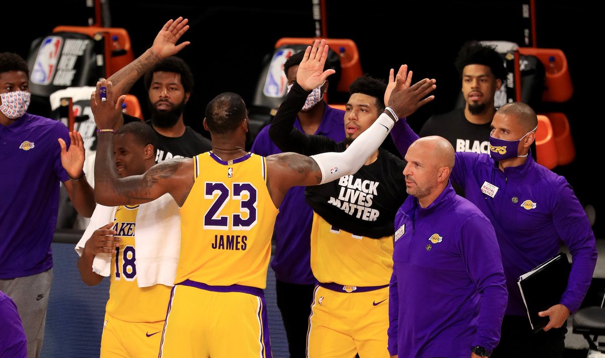 Lakersi mängijad võitu tähistamas