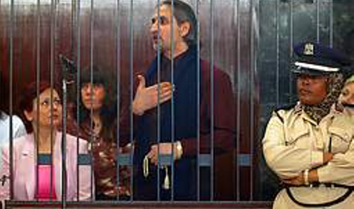 ARSTI VANNE: Tripoli, 2006. aasta 5. september. Doktor Ashraf Hajjuj seletab Liibüa kohtunikule, et ta pole mõrtsukas ega sionistide agent. Tagajärjetult. Liibüas on välismaalased alati süüdi. AFP