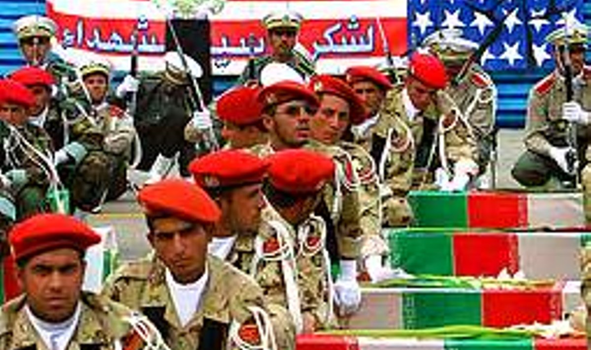 VALMIS MÄRTRISURMAKS: Teheran 2002. Iraanlased on Iraagist kätte saanud kunagiste sõjavangide säilmed. Nende matmine toimub pea peale pööratud USA lipu all, millele on kirjutatud Ameerika-vastased loosungid. Iraani-Iraagi sõjas 1980–88 kaotasid iraanlased miljon meest. Tollases sõjas toetas Iraaki Ameerika. Iraanlased pole seda unustanud. AFP