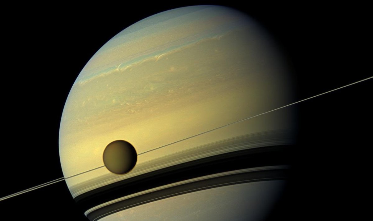 Titan (esiplaanil) ja Saturn pildistatuna Cassini sondi poolt