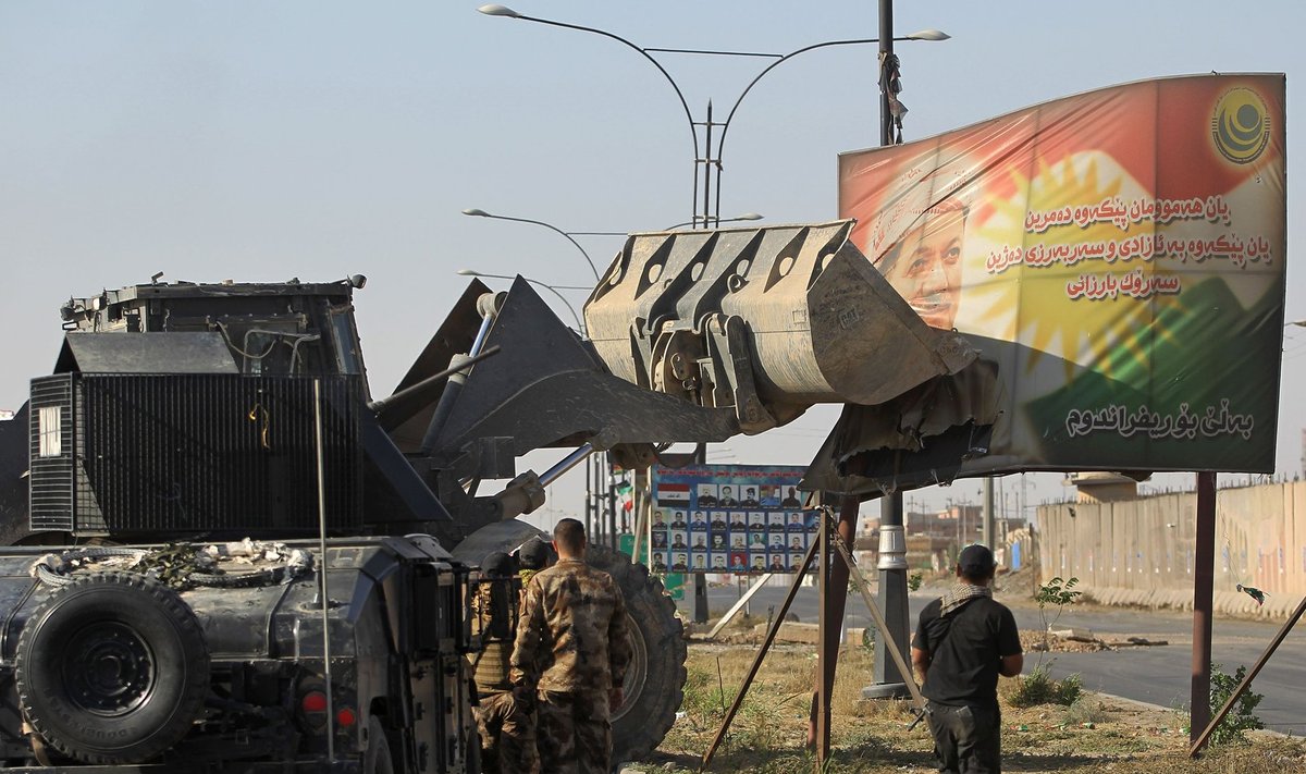 Iraagi sõdurid võtsid Kirkukis kopaga maha kurdide juhi Masoud Barzani plakati.