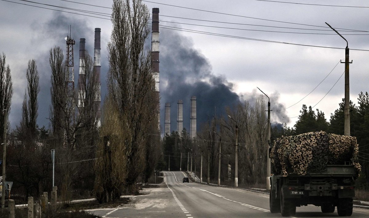 Ukraina linn Štšastja langes eile separatistide raketitule alla, mis süütas põlema sealse elektrijaama.