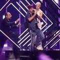 VAATA | Selgus Suurbritannia esinemise ajal lavale karanud ja mikrofoni kaaperdanud isik