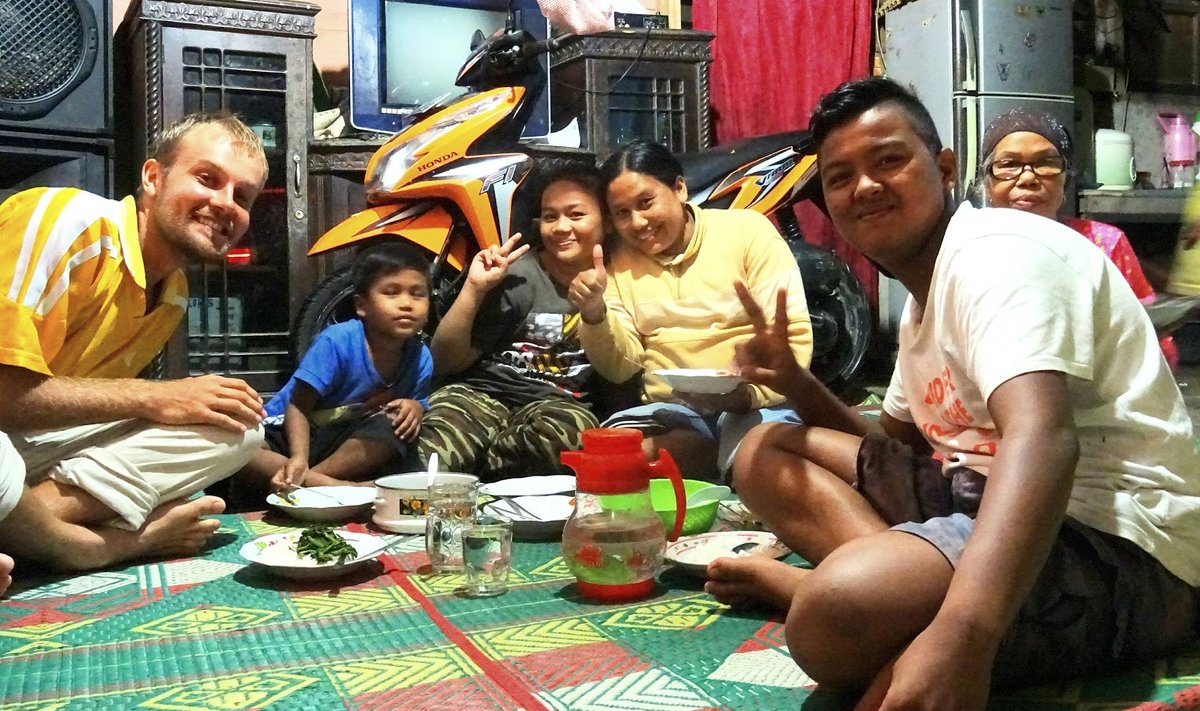 2018. aasta 1. jaanuaril ärkas Meigo ühes kohalikus kodus Sumatra saare mägedes Indoneesias. Kohalik perekond, kes teda eelmisel õhtul oma koju kutsus, oli väga-väga lahke!