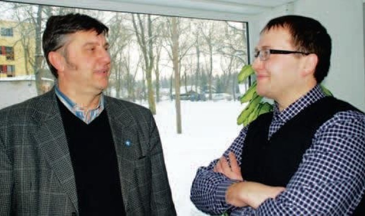Abivallavanem Erik Sandla (vasakul) koos valla planeerimis- ja ehitusosakonna juhataja Veiko Toomingasega.