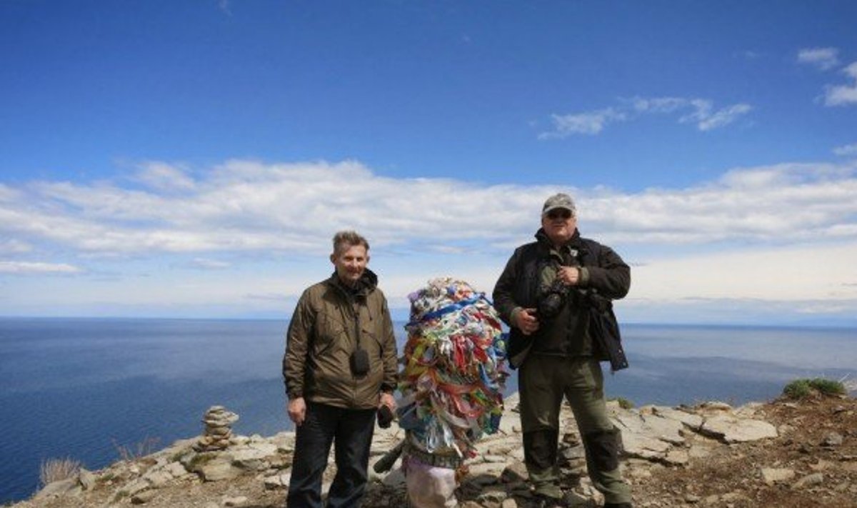 Arno Pavel (vasakul) Olhoni saarel Baikali ääres
