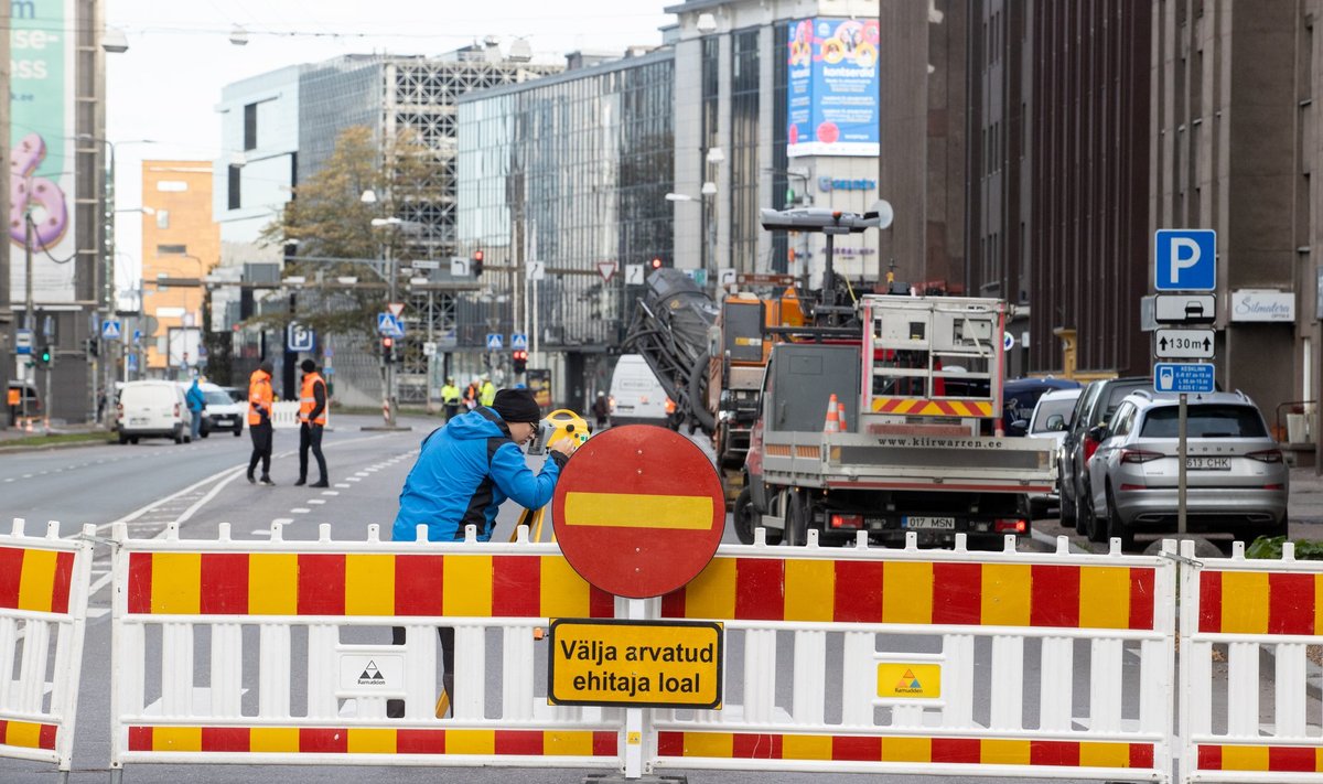 Pronksi tänava remont pidi algselt toimuma nii, et ka autod seda tänavat läbida saavad.