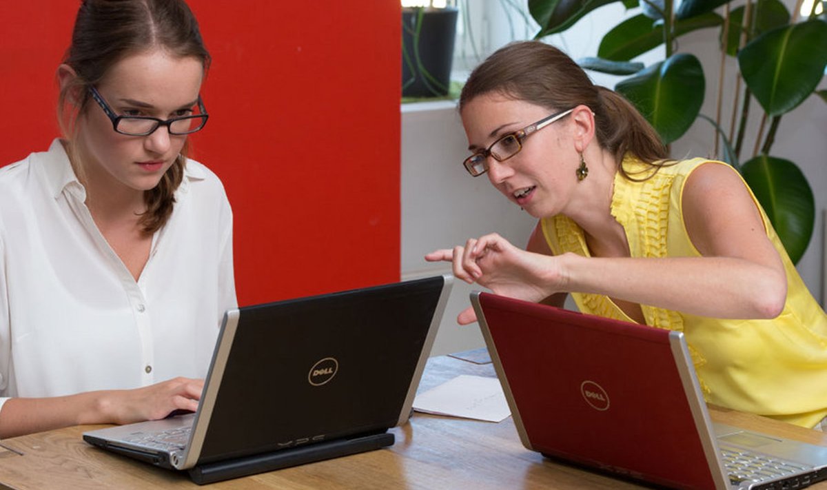 Noored õpetajad Laura Komp (vasakul) ja Maarja Urb Eesti Päevalehe toimetuses online-vestlusringis