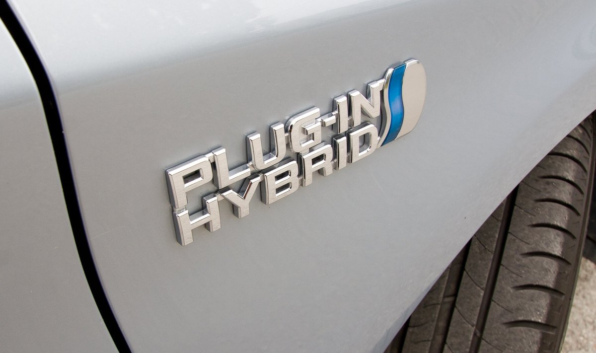 Toyota Pruis PHEV, pistiklaetav hübriid