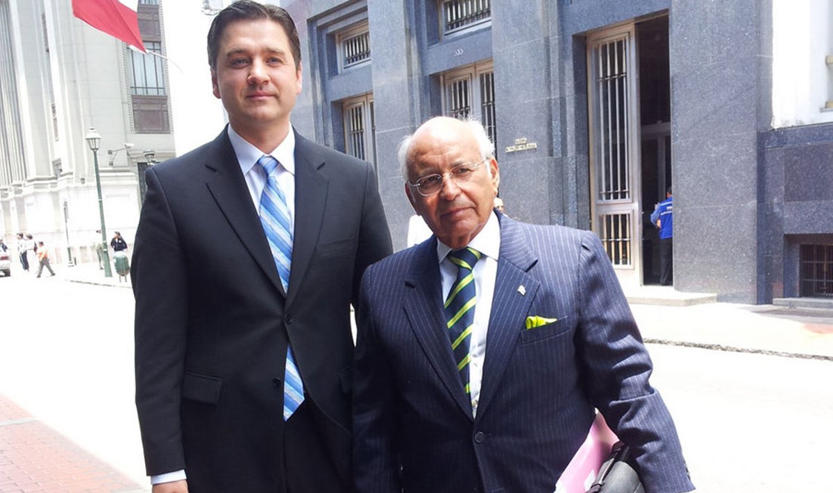 Erakorraliselt Perusse sõitnud Sten Schwede (vasakul) sõnul sai ta paljugi ära teha tänu  hr Francisco Espinosa Bellidole, Eesti aukonsulile Limas.