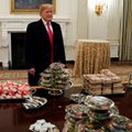 USA valitsuse tööseisak: Trump kostitas kolledžijalgpalli meistermeeskonda Valges Majas omast taskust 300 burgeriga