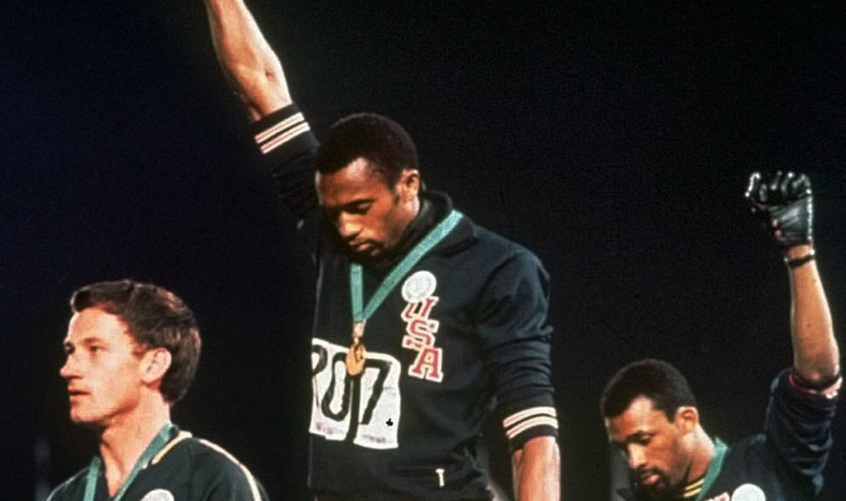 Ajaloo üks armastatumaid ja vihatumaid spordifotosid: Tommie Smith (keskel) ja John Carlos 1968. aasta Mexico olümpiamängude 200 meetri jooksu autasustamisel.