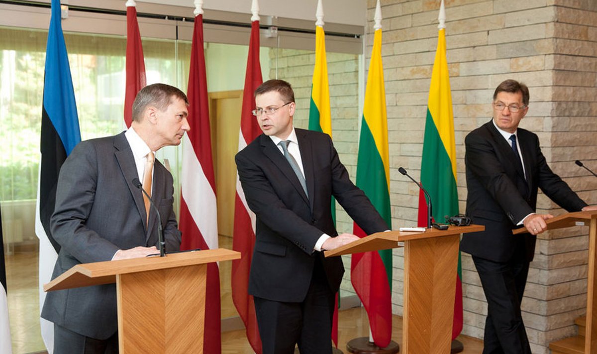 Eesti peaminister Andrus Ansip (vasakul), Läti peaminister Valdis Dombrovskis ja nende riigid on jäänud ühele ning Leedu peaminister Algirdas Butkevičius oma kodumaaga teisele poole murdejoont.