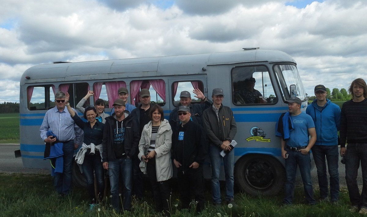 Scandagra meeskond kasutas Järvamaa põllupäeval ajaloolist bussi.