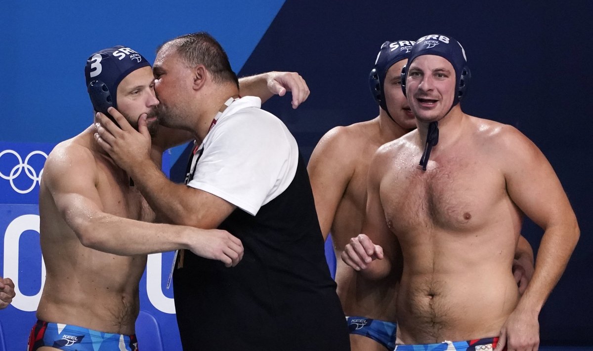 Serbia veepallurid olümpiavõitu tähistamas.