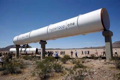 USA, Nevada: inimesed uudistavad esimese vabaõhutesti järel Hyperloopi vaakumttoru lähemalt. (Foto: REUTERS)