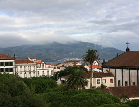 Água de Pau mägi ookeaniäärsest Ponta Delgada linnast vaadatuna.