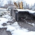 Lätis jäi ellu autojuht, kes niitis kiirusel 170 km/h maha üheksa puud