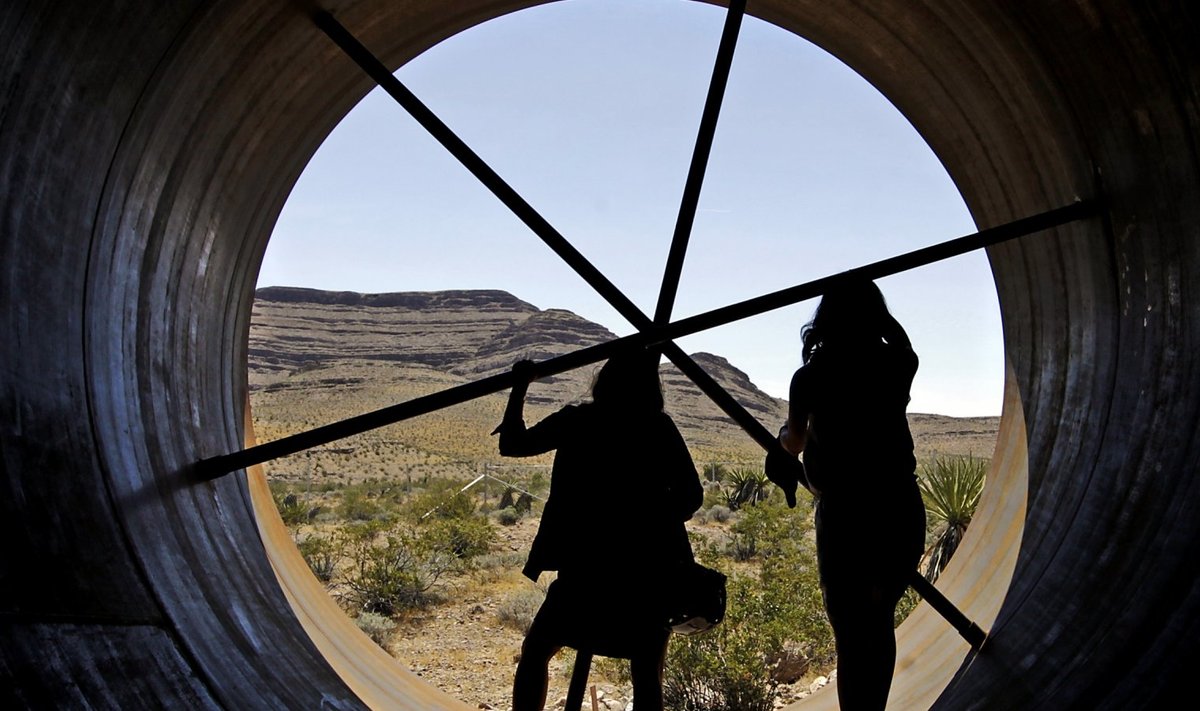 USA, Nevada: inimesed uudistavad esimese vabaõhutesti järel Hyperloopi vaakumttoru lähemalt. (Foto: AFP)
