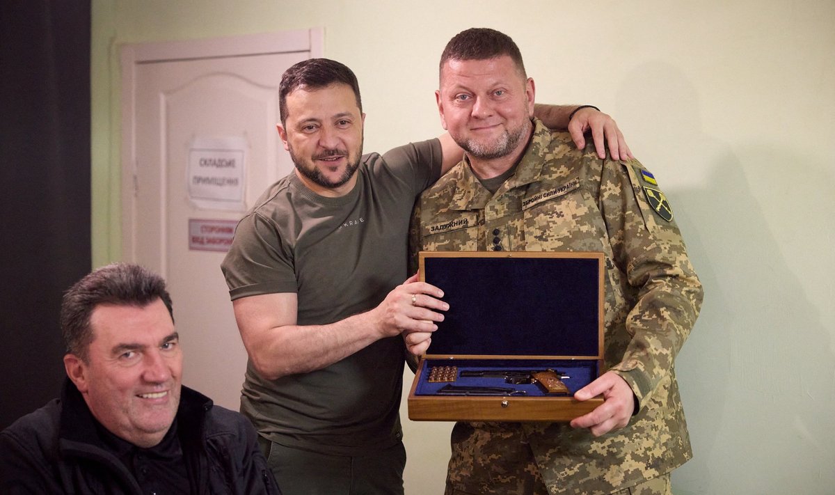 SÜNNIPÄEVAKINK: Ukraina president Volodõmõr Zelenskõi kasutas neljapäeval sõjaväe staabi koosolekul juhust ja kinkis relvajõudude ülemjuhatajale kindral Valeri Zalužnõile nimelise relva. Väejuhil oli 50 aasta juubel 8. juulil