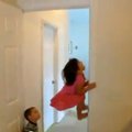 VIDEO: Isa paneb lapsed mööda seina üles ronima, et viimased kommi saaksid