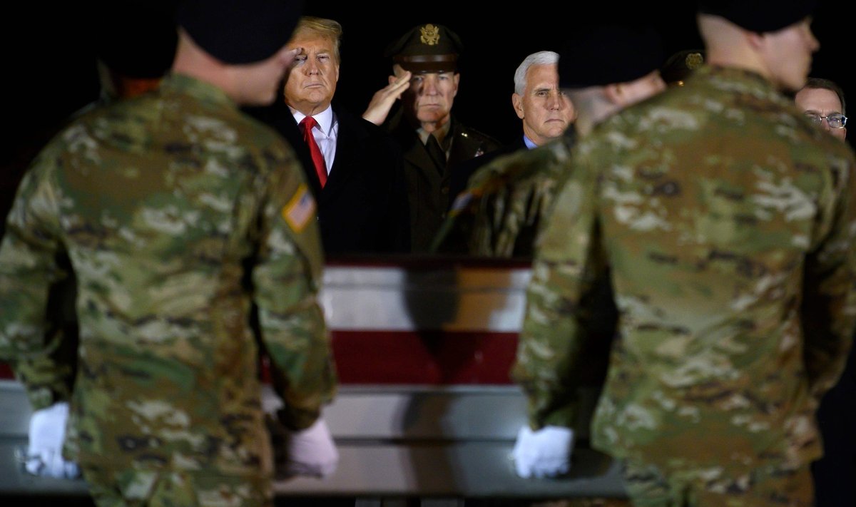 USA president Donald Trump ja asepresident Mike Pence pidid veebruari algul osa võtma kurvast sündmusest: kaks Afganistanis surma saanud USA sõdurit toodi kodumaale. Foto on tehtud USA õhuväebaasis Doveris.