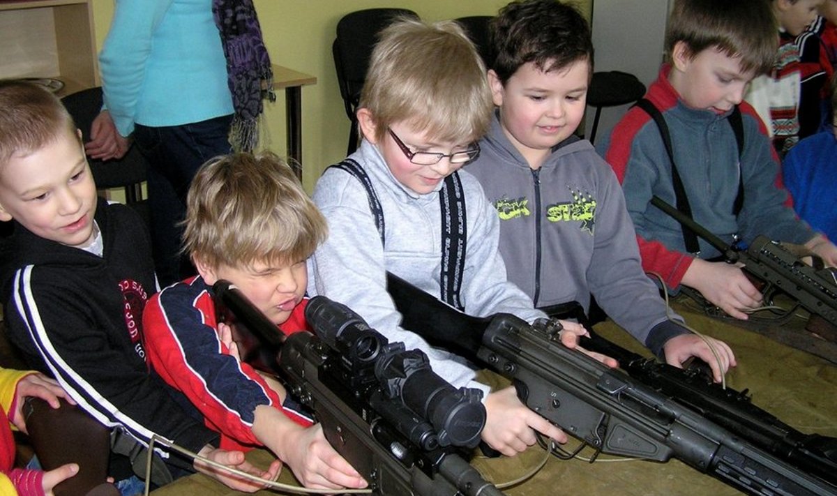 Väikesed poisid tundsid suurt huvi relvade vastu