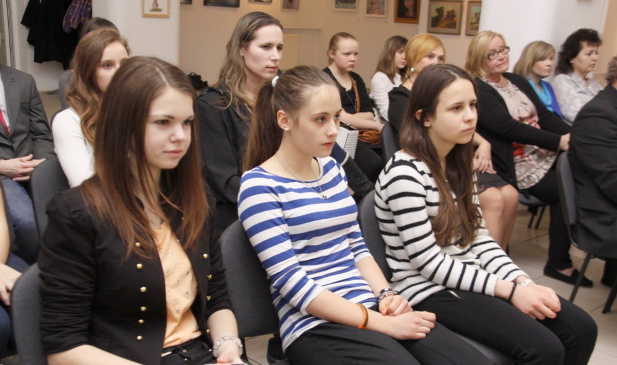 Учащиеся художественного отделения Кохтла-Ярвеской Школы искусств в галерее Белого зала местного Музея сланца